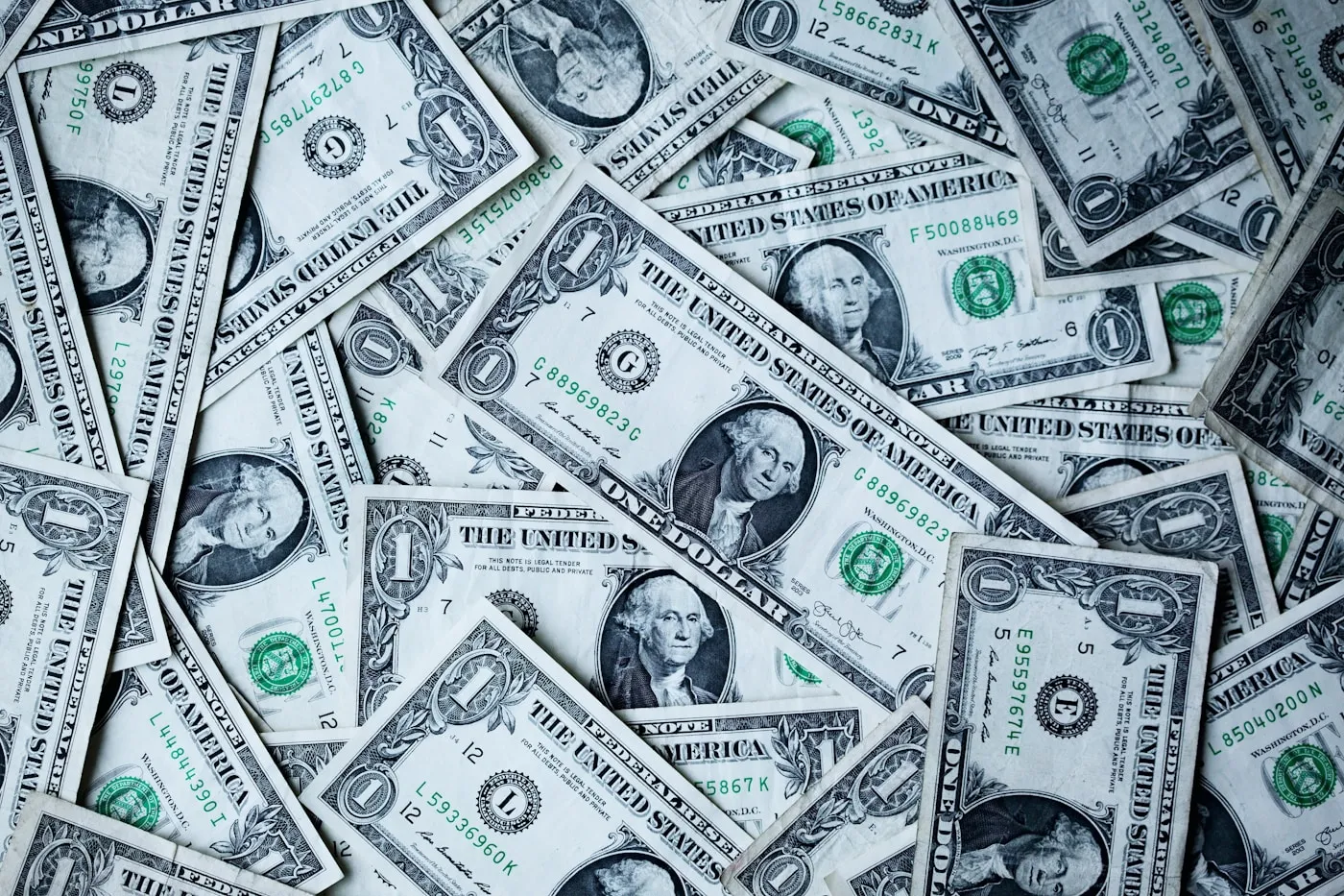 Gráfico de candlestick de mercado financeiro em tela de computador