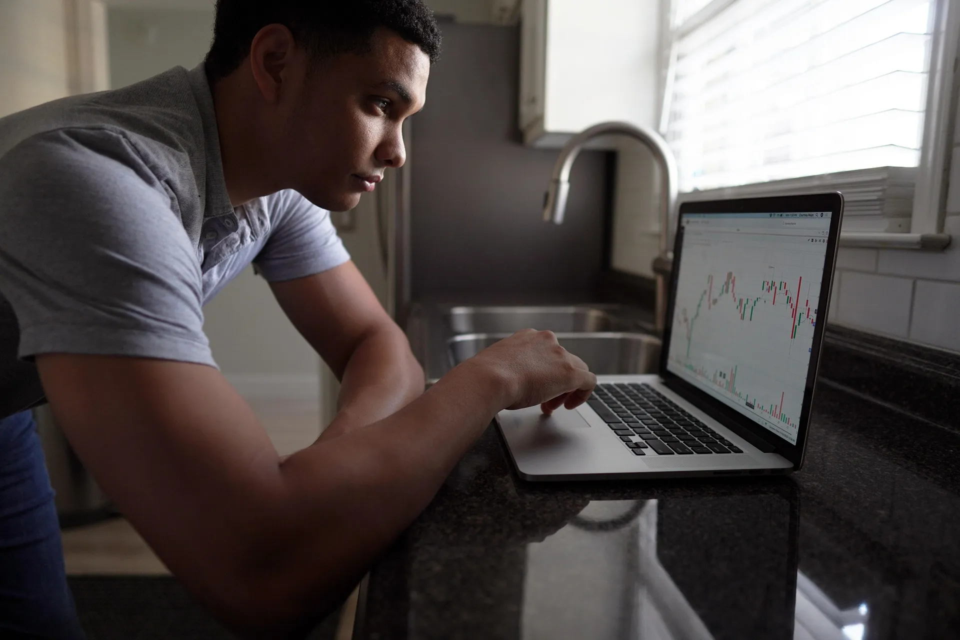 Trader analisando gráficos de mercado financeiro